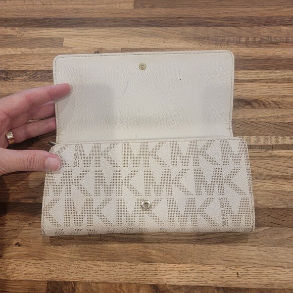 Michael Kors Fulton Carryall Women's Leather Wallet - Picture 3 of 16